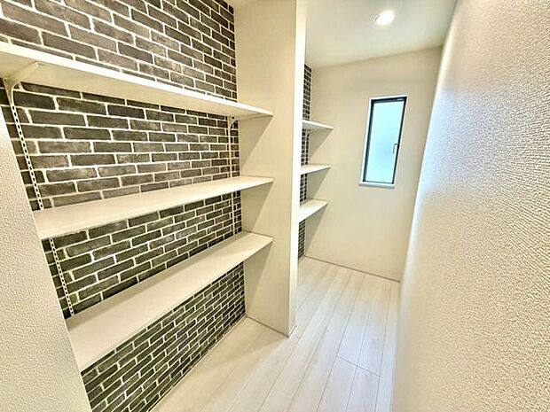 キッチンの裏には便利な収納棚がございます。