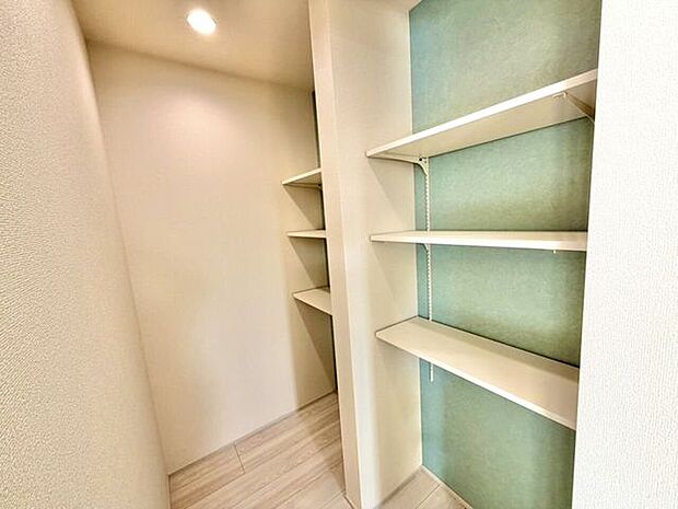 キッチンの隣には便利な収納棚があります。