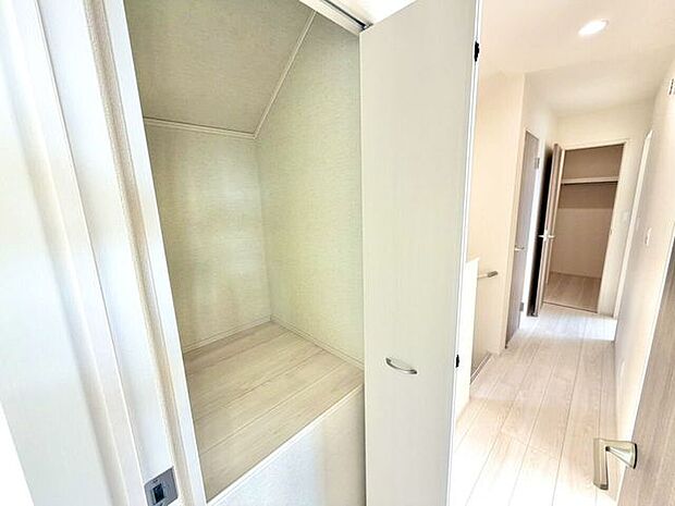 2階の廊下にも収納スペースがございます。