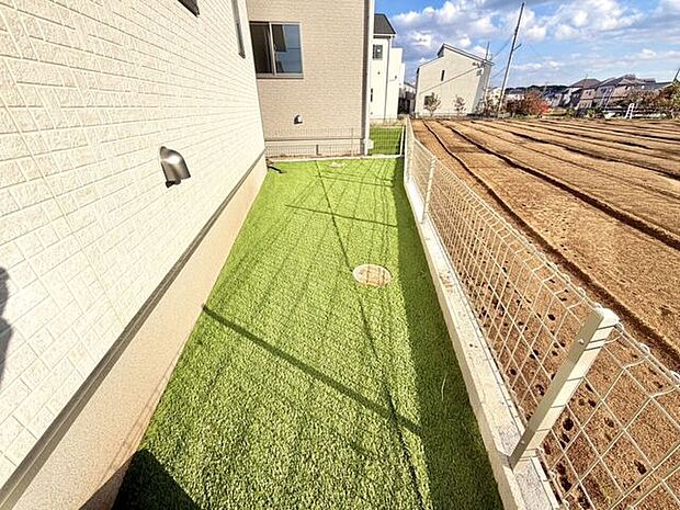 リビングからは専用の庭へ出ることができます。