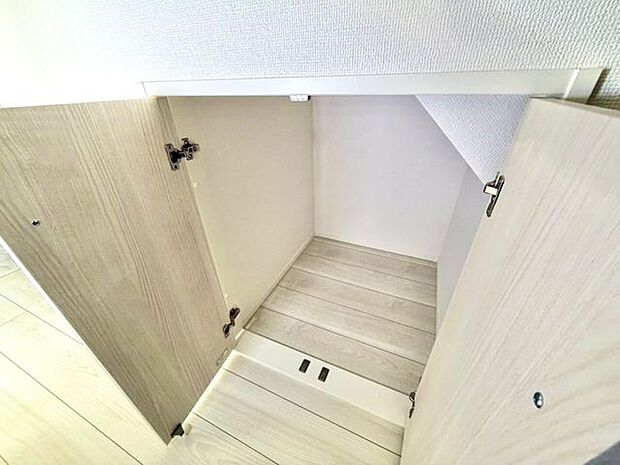 1階廊下にある収納スペースです。