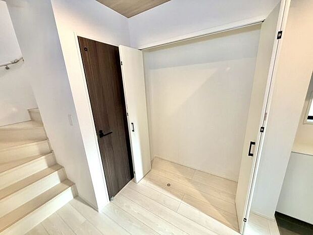 玄関を入ってすぐに収納スペースがあり、荷物の出し入れがスムーズです。