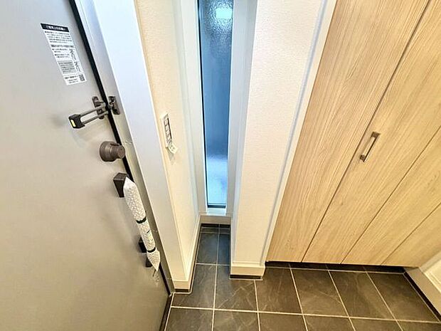 シューズクローゼットの隣に小さな収納スペースがございます。釣り竿等、趣味の道具の収納にいかがでしょうか。