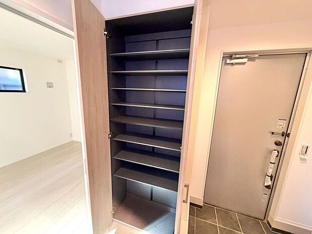 玄関を上がってすぐの場所にも便利な収納棚がございます。