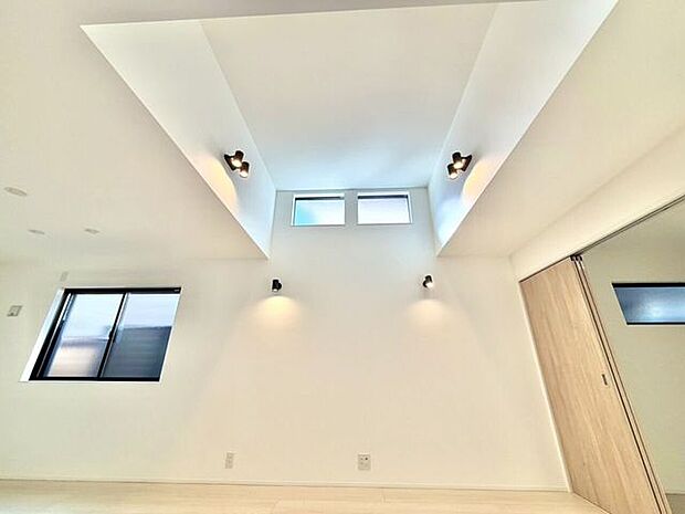 高天井によって空間の広がりを感じられます。