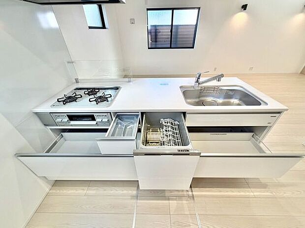 食器洗浄機のついた利便性の高いシステムキッチンです。食器を洗う手間を省けます。
