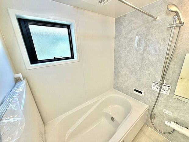 広い浴室でゆっくりとおくつろぎください。