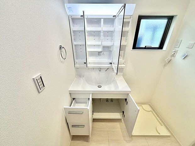 収納もできる洗面台です。