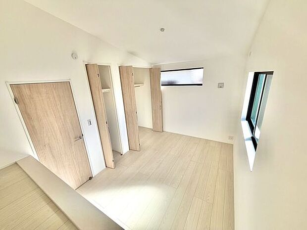 ロフト上の視点からの写真です。部屋全体を見渡せます。