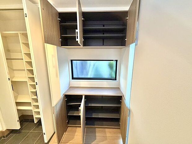 玄関を上がってすぐの場所にも便利な収納棚がございます。