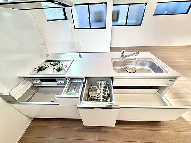食器洗浄機のついた利便性の高いシステムキッチンです。食器を洗う手間を省けます。