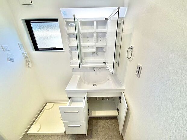 収納もできる洗面台です。