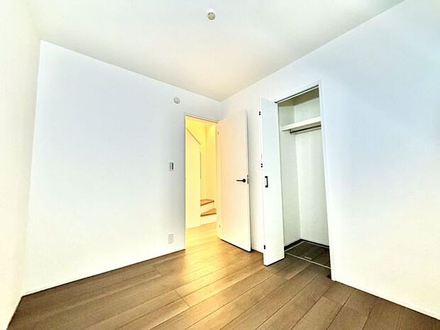 収納スペースのある6.0帖の洋室です。