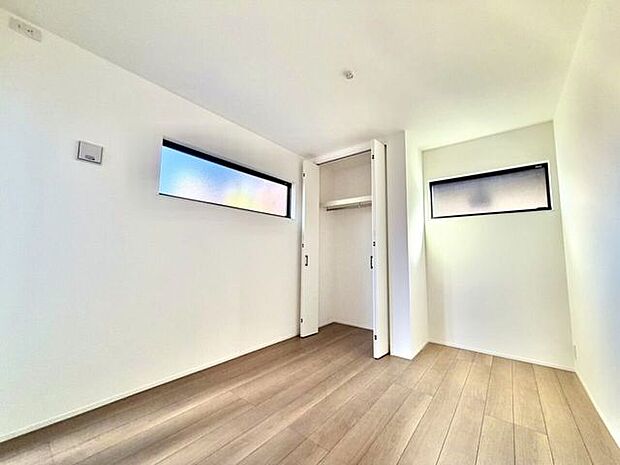 収納スペースのある5.4帖の洋室です。