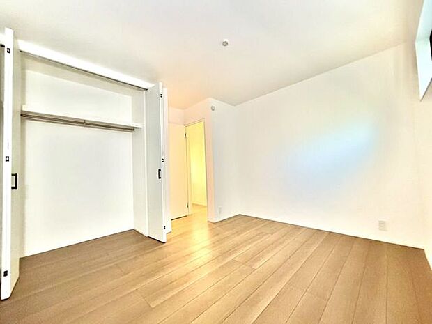 収納スペースのある6.4帖の洋室です。