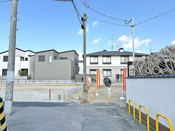 前面道路（南側4.0ｍ）含む現地外観写真です。