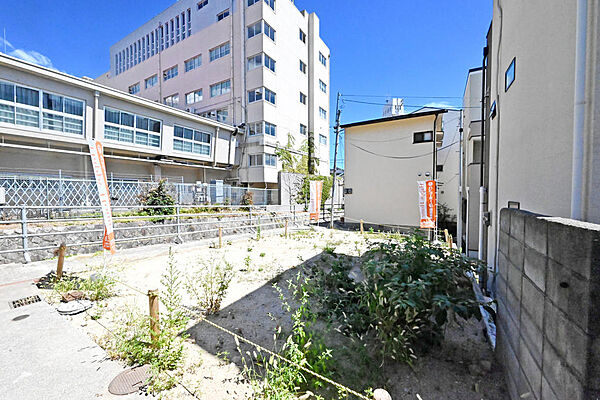 住まいのプランを一から考えられる建築条件なしの売土地。現地周辺は住宅が建ち並ぶ落ち着いた雰囲気で、神戸山手ならではの街並みも魅力です。これからの暮らしをイメージしながらご覧ください。