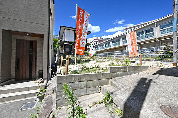 神戸市中央区の山手エリアで、自由な家づくりを楽しめる建築条件なしの土地。現地では周囲の街並みや道路との接し方、陽当たりなどもご確認いただけます。ぜひ実際に現地をご覧ください。
