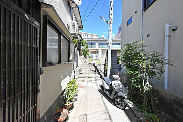 西側の私道からの写真です。