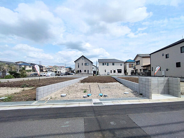 現地（2026年6月）撮影。No.2とNo.3区画を道路から撮影。No.2とNo.3の間のブロックは建築工事の際に破損等が生じる場合があるので、売主側では設置しません（お客様負担）
