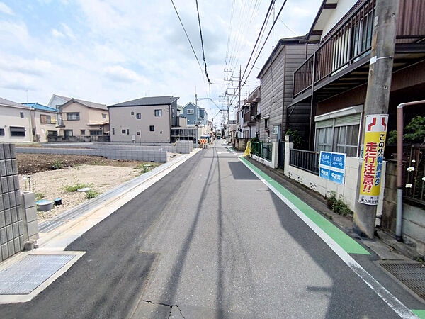 現地（2026年6月）撮影。前面道路は広々5mです。車の入出庫もラクラクです♪