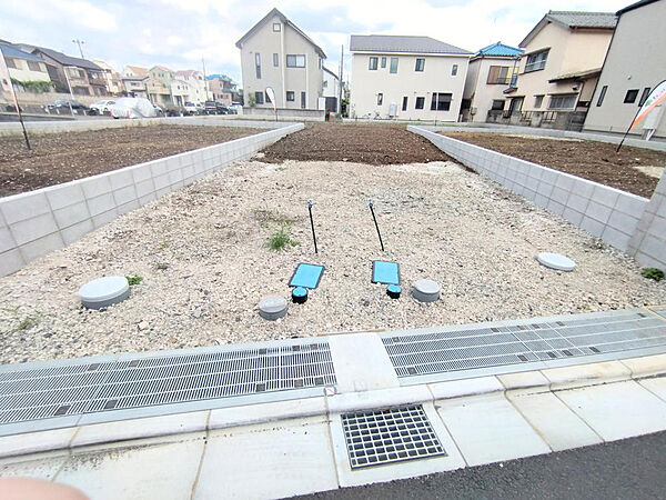 現地（2026年6月）撮影。外周ブロック（一部除く）と上下水道の引込みは完了しています！（都市ガスも引込み予定です。）