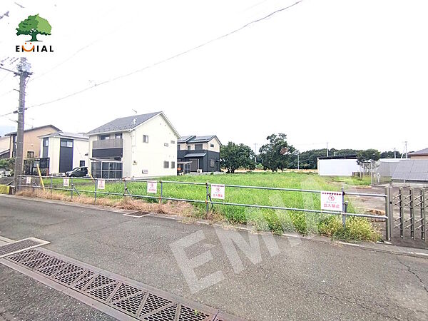 【2026年9月1日撮影】T字路の交差点に接しているので、前面道路は広々です。