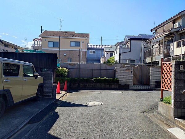 現地（2026年9月）撮影　道路の曲がり角部分にちょうど面しているので、車の入出庫はらくらくです。