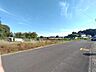 その他：現地（2026年6月）撮影。道路の向かい側は畑VIEWが広がっていて、のどかな雰囲気を感じられます。