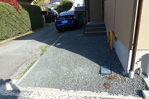 手前にスペースに軽自動車又はコンパクトカーの駐車可能縦列駐車でしたら軽自動車3台駐車可能