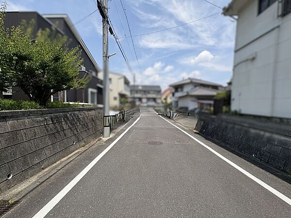小学校まで徒歩約8分！小さなお子様にも安心の距離となっております◎