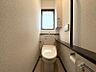 トイレ：窓から自然光が入る明るいトイレ♪収納付きなので、トイレットペーパーや掃除用具もすっきり片付きます！