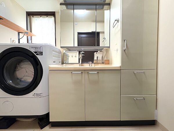 便利な三面鏡の洗面台♪豊富な収納で、細々したコスメや洗面道具も定位置にスッキリ収まります！