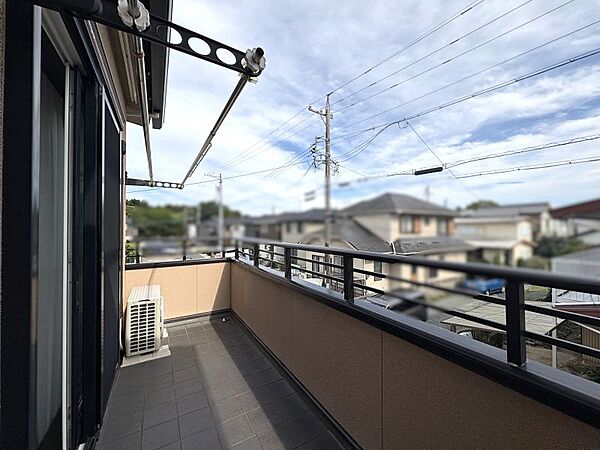 南西向きのため洗濯物もよく乾き、一日中気持ちよく使えるバルコニーです！