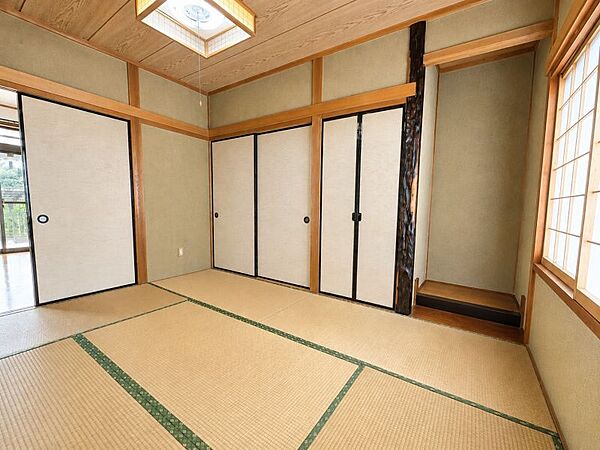床の間付きの情緒漂う和室！ここちよい眠りへといざなう畳の香りと和風空間♪