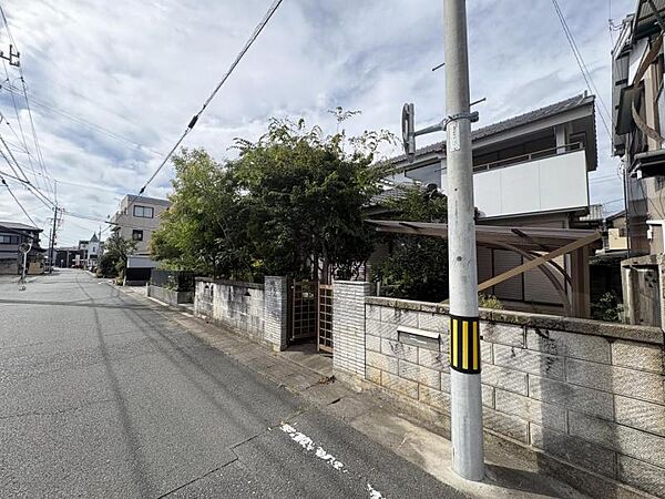 建築条件はございませんのでお好きなハウスメーカーでの建築が可能です。（現在は古家があります。）　