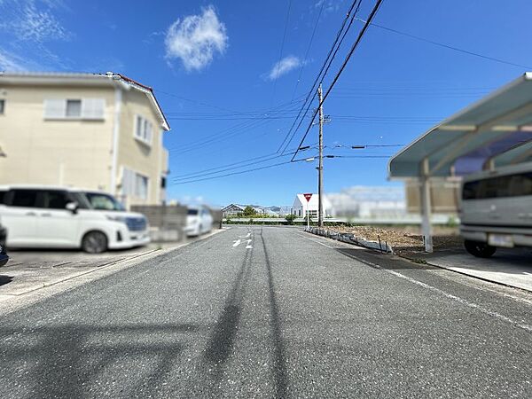 小学校まで徒歩約11分で通勤通学にも便利な立地です♪