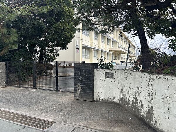 代田中学校まで徒歩約26分●教育目標「共につくる喜び」エコキャップ運動の推進、老人介護施設の訪問など、生徒と教師が手を取り合い、地域に密着した活動に取り組んでいます。