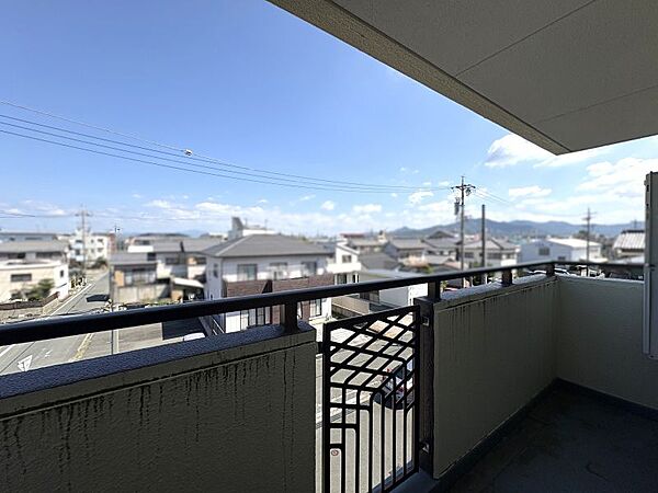 バルコニーからは街並みや山をを見渡せます♪