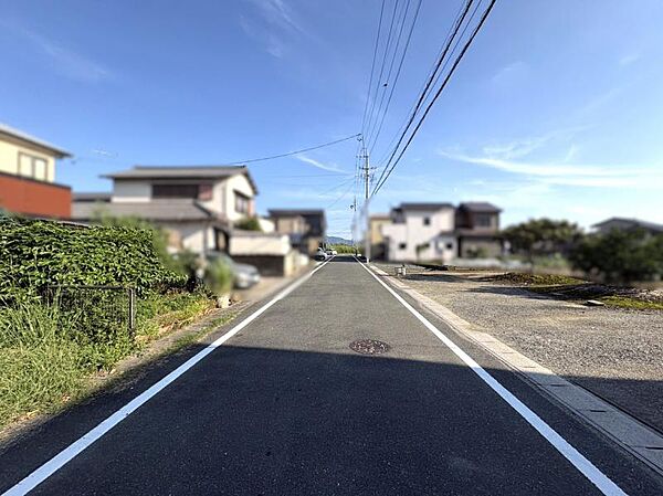 南西側公道幅員約6.0m、間口約7.7m。