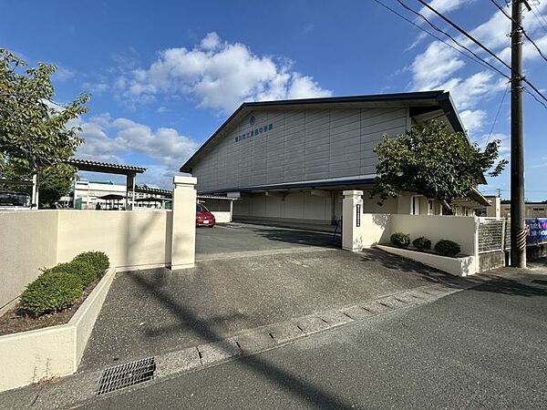 東部中学校まで　2200m　徒歩約28分　教育目標「共に学び合い、高め合う心を育てる」学業はもちろん、部活動が盛んで、生徒たちが多彩な経験を通じて成長できる学校です。