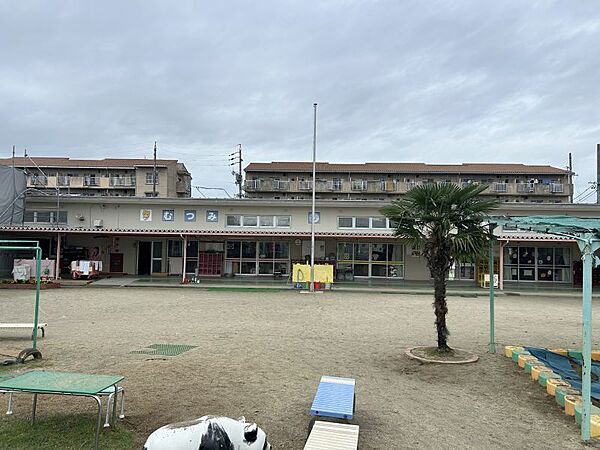 睦美保育園まで　1400m　徒歩約18分　保育目標「豊かな自然の中で、心身ともにたくましく元気に遊ぶ子ども」【保育時間】平日：7:30~18:00　土：7:30~14:00　