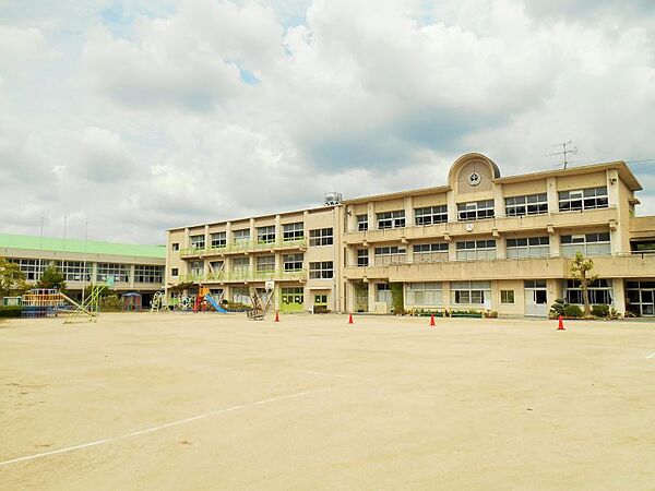 藤川小学校　徒歩約12分　911ｍ　素直　親切　笑顔が似合う藤川っ子