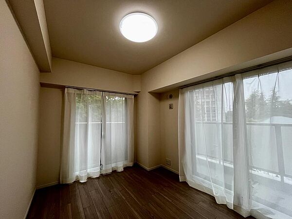 2面採光で明るく開放感のあるお部屋。