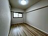洋室：シンプルな間取りで家具配置の自由度が高いお部屋です。