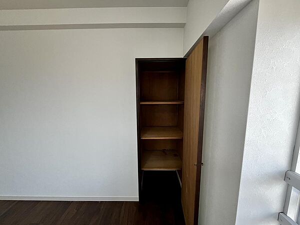収納付きでお部屋を広く使えます。在宅ワークスペースとしても◎