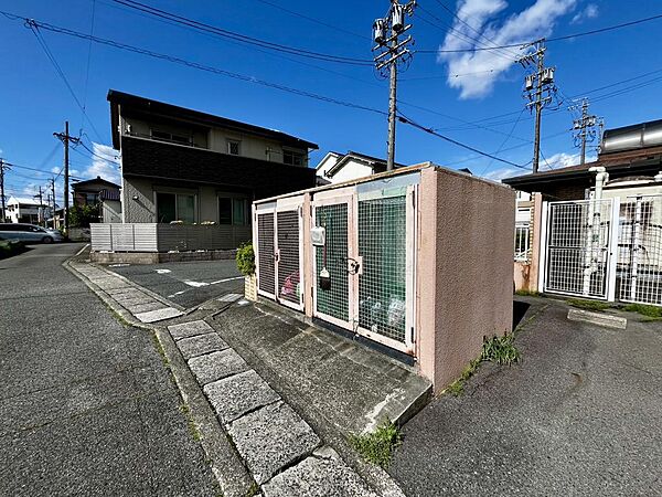 敷地内ゴミ置場あり。共用部分も綺麗に管理されています。