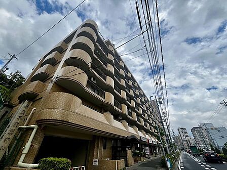 重厚感あるタイル貼りマンション。存在感のあるフォルムが魅力の外観デザイン。