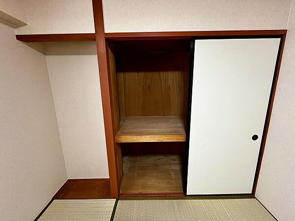 布団や季節物を収納しやすい押入付きです。奥行きのある収納で空間を有効活用できます。