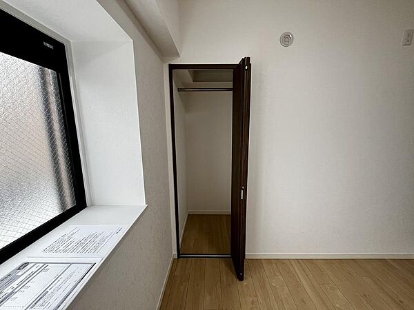 各居室に収納を確保した使いやすい間取り。お洋服をしっかり収納できるクローゼットです。